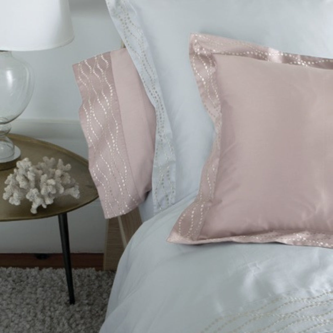 gultas veļā DUCHAMP, 100% kokvilna, 300TC satīns, ar izšuvumu, silver pelēks, pink rozā, interjerā