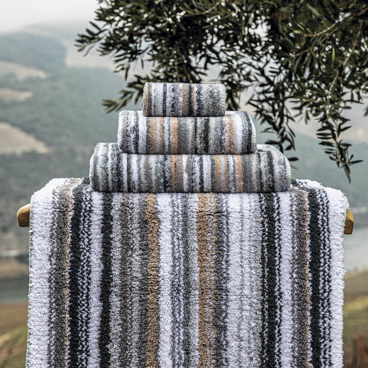 biezs vannas paklājs un frotē dvieli VENICE, 100% superior cotton, ķemmēta kokvilna, multi grey, pelēks svītrains, dabā