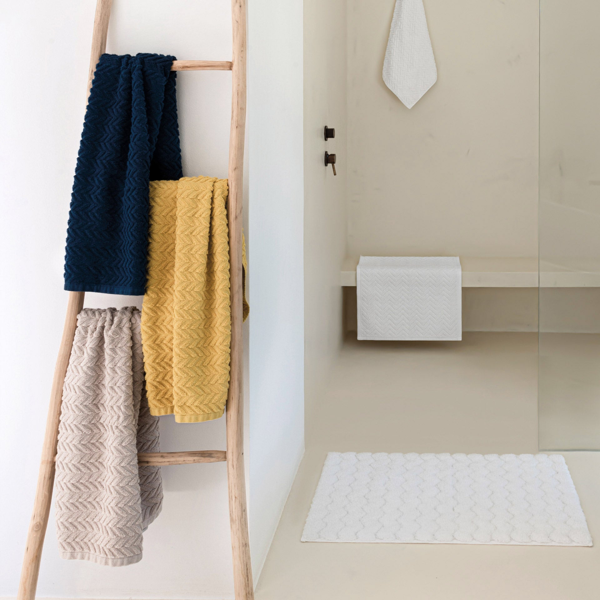 Biezs frotē vannas paklājs CHEVRON, 100% kokvilna, zero twist, balts, interjerā