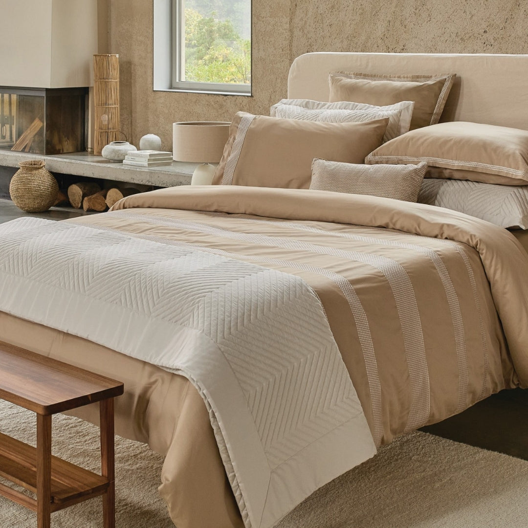 gultas veļa ROSSIO 100% kokvilna, 300TC satīns,ar izšuvumu, haselnut bēšīgi brūna, interjerā