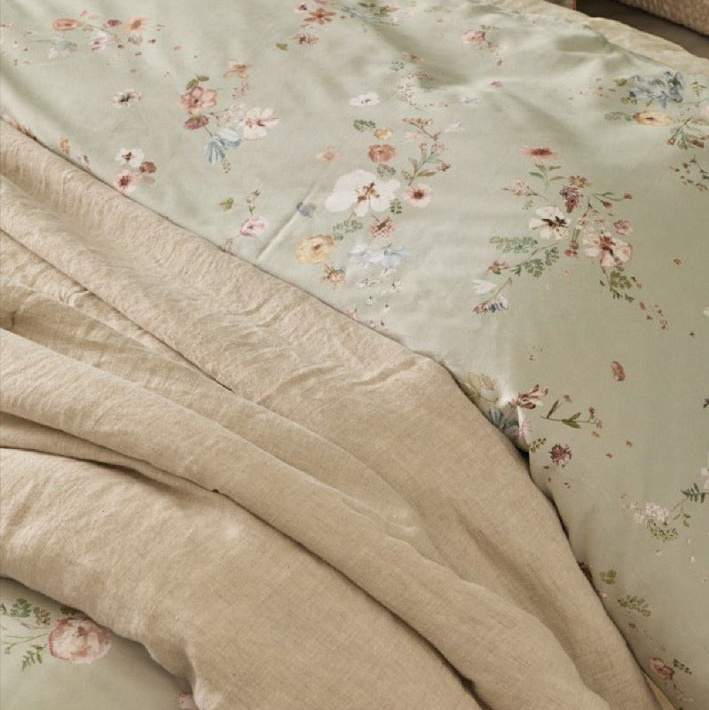 gultas veļa BRISE, 100% kokvilna, 300TC satīns, olīvzaļa ar ziedu rakstu interjerā