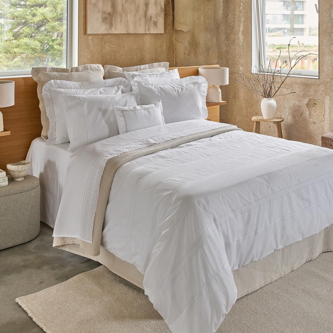 gultas veļa MARIA, 100% kokovilna, 200TC perkals, ar izšuvumu un volāniem, balta, interjerā