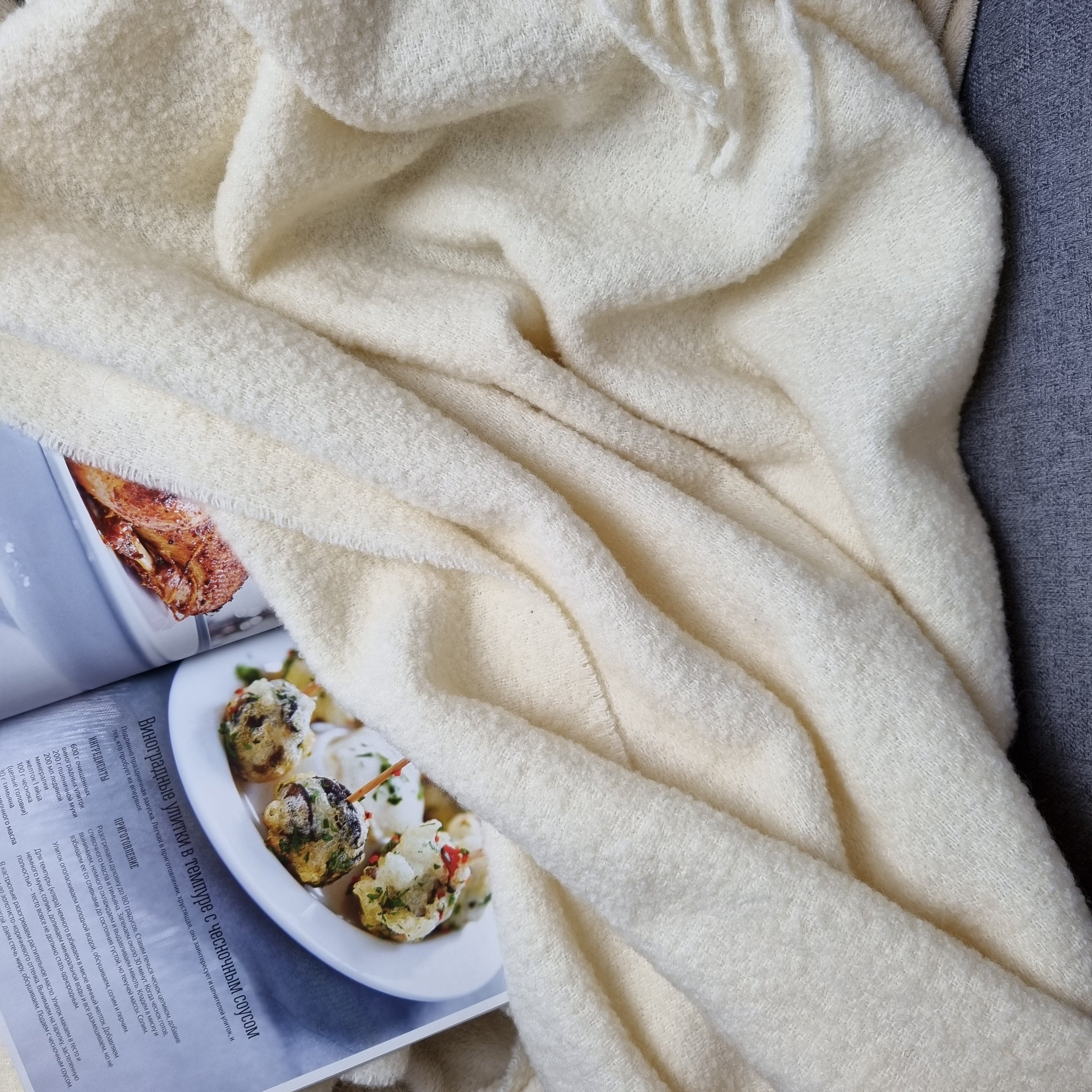 Pleds VENICE BUKLE, 100% vilna, 400g/kvm, buklē tekstura, creamwhite, interjerā