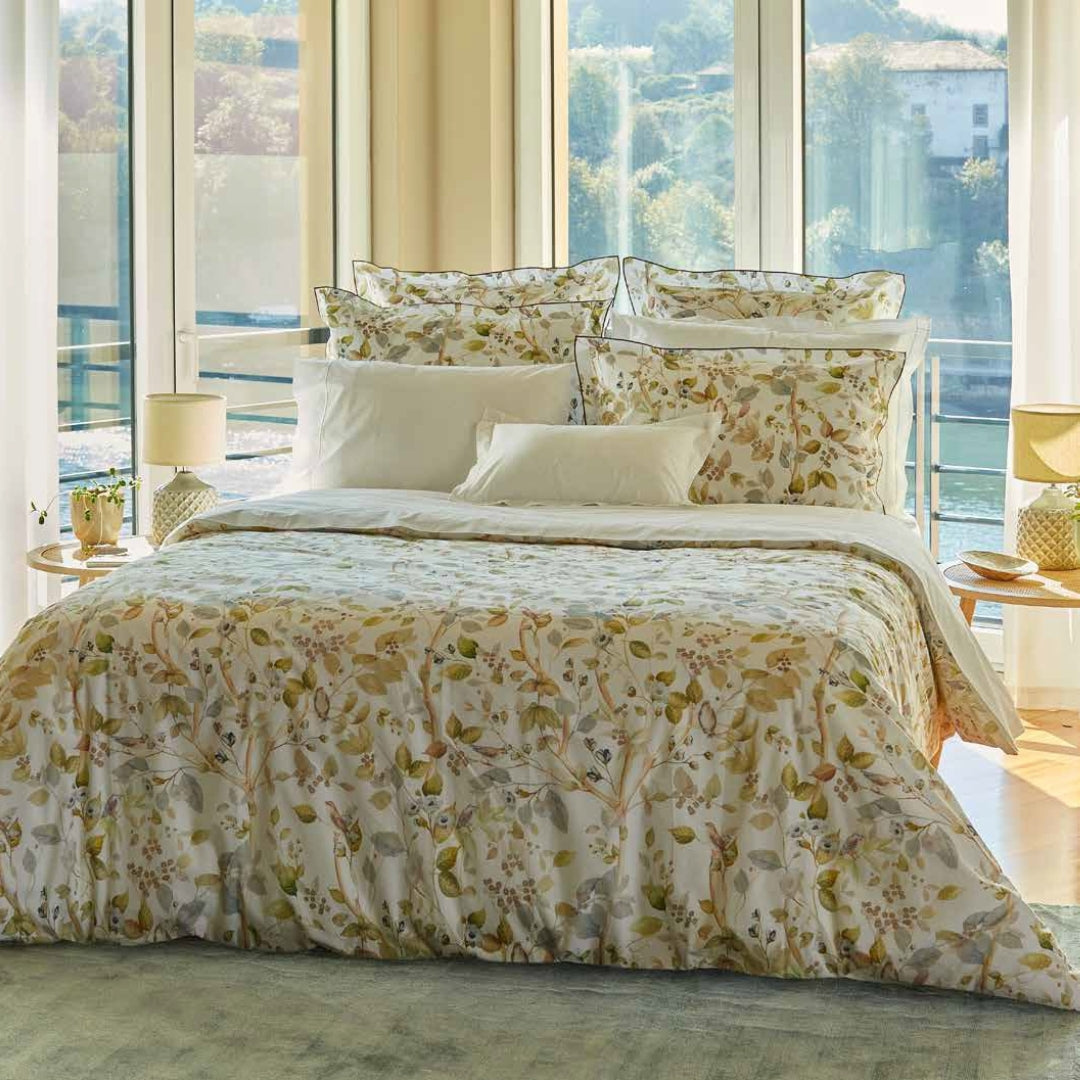 gultas veļa TREE, 100% kokvilna, 200TC perkals, balts ar olīvbrūno lapu rakstu, interjerā