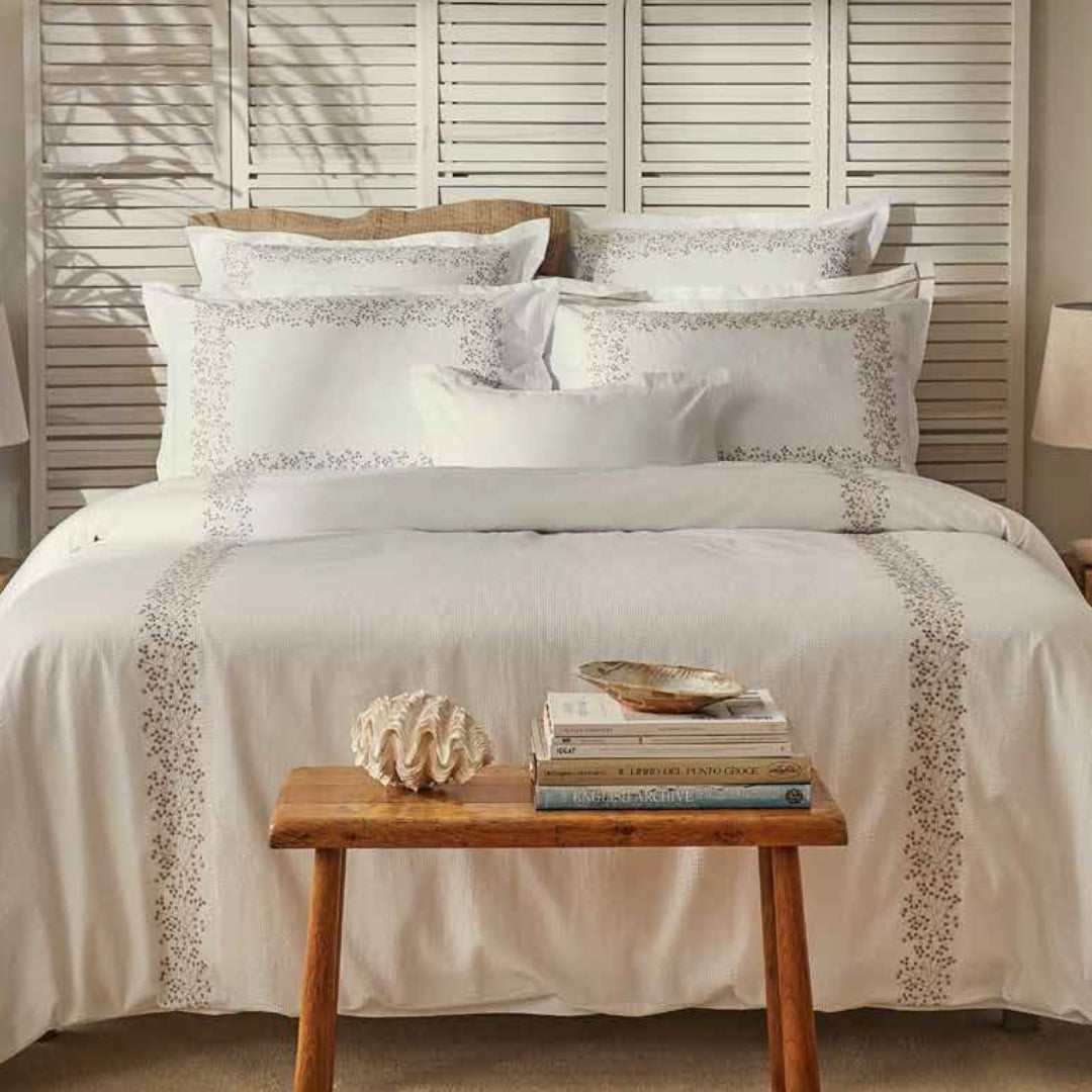 gultas veļa MIMOZA, 100% kokvilna, seersucker, baltā ar rozā izšuvumu, intererā