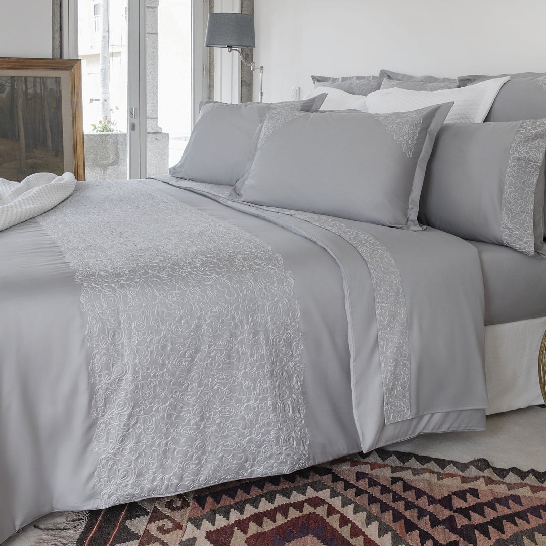 Сатиновое постельное белье CALLATIS с вышитым узором