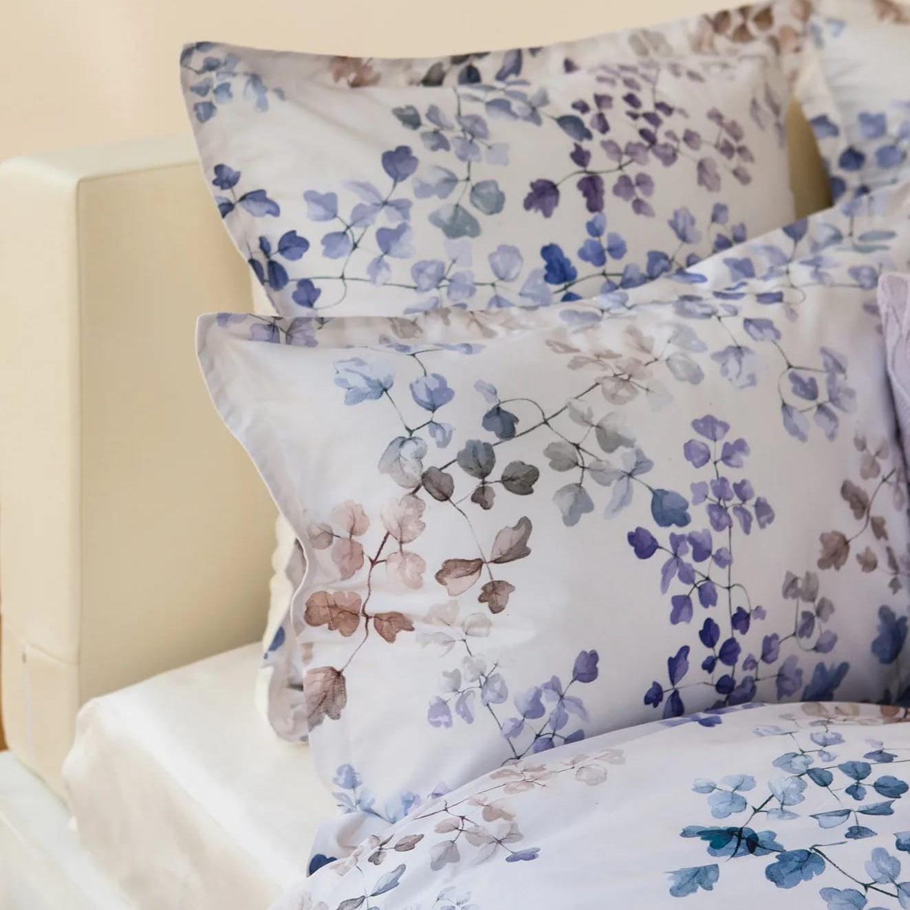 spilvendrānas oxford VERONA 100% kokvilna, 300TC satīns, pienbalta ar zilo un brūno lapu rakstu