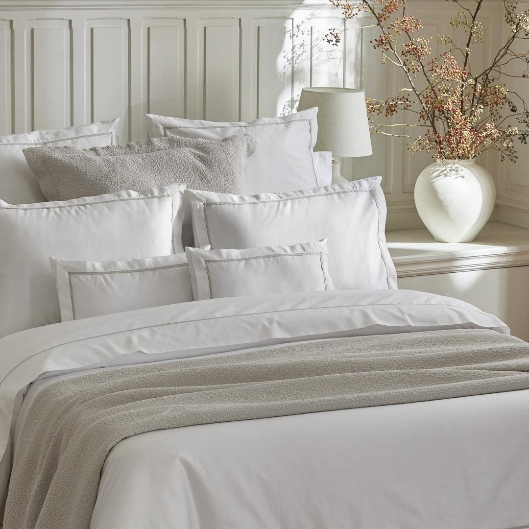 Gultas veļa ESTATE, 100% kokvilna, 500TC satīns, balts ar bēšu, interjerā