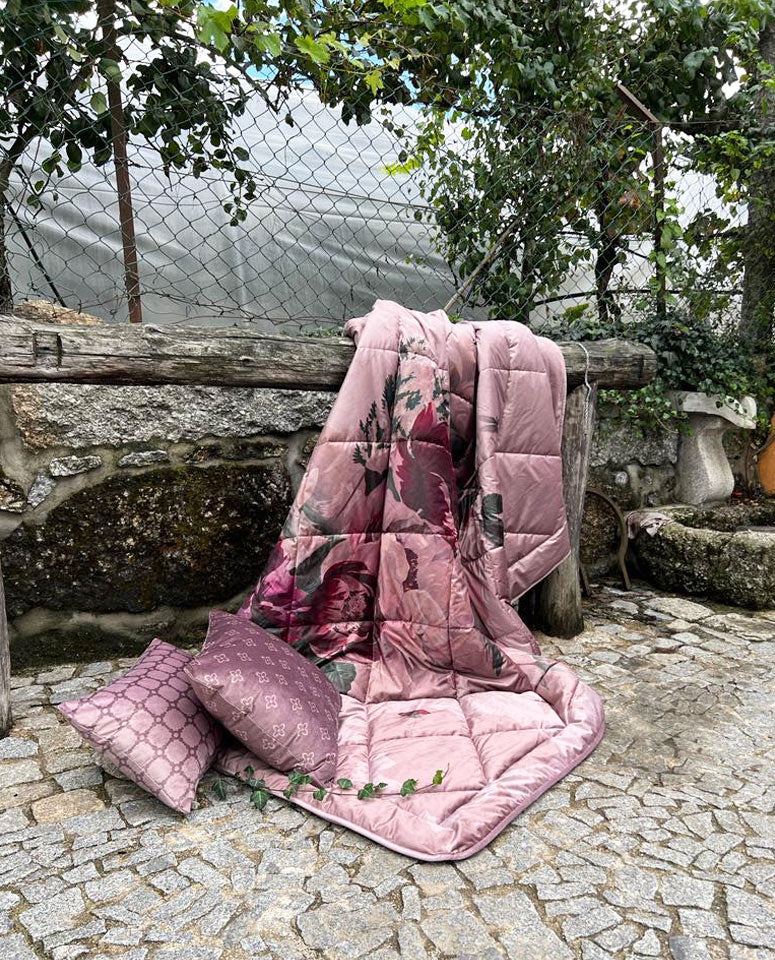 Gultas pārklājs ar pildījumu ar dekoratīviem spilveniem MORNING, 100% polestyers, velūra faktūra, rozā krāsā ar peonu rakstu, dabā