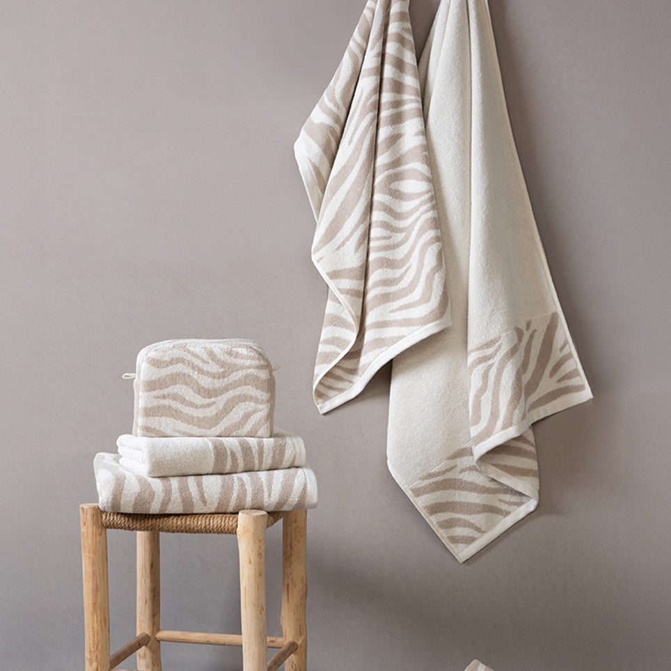 Frortē dvieļi ZEBRA SOFT, 100% kokvilna, 500g/kvm, bēšs ar zebras animāciju, interjerā