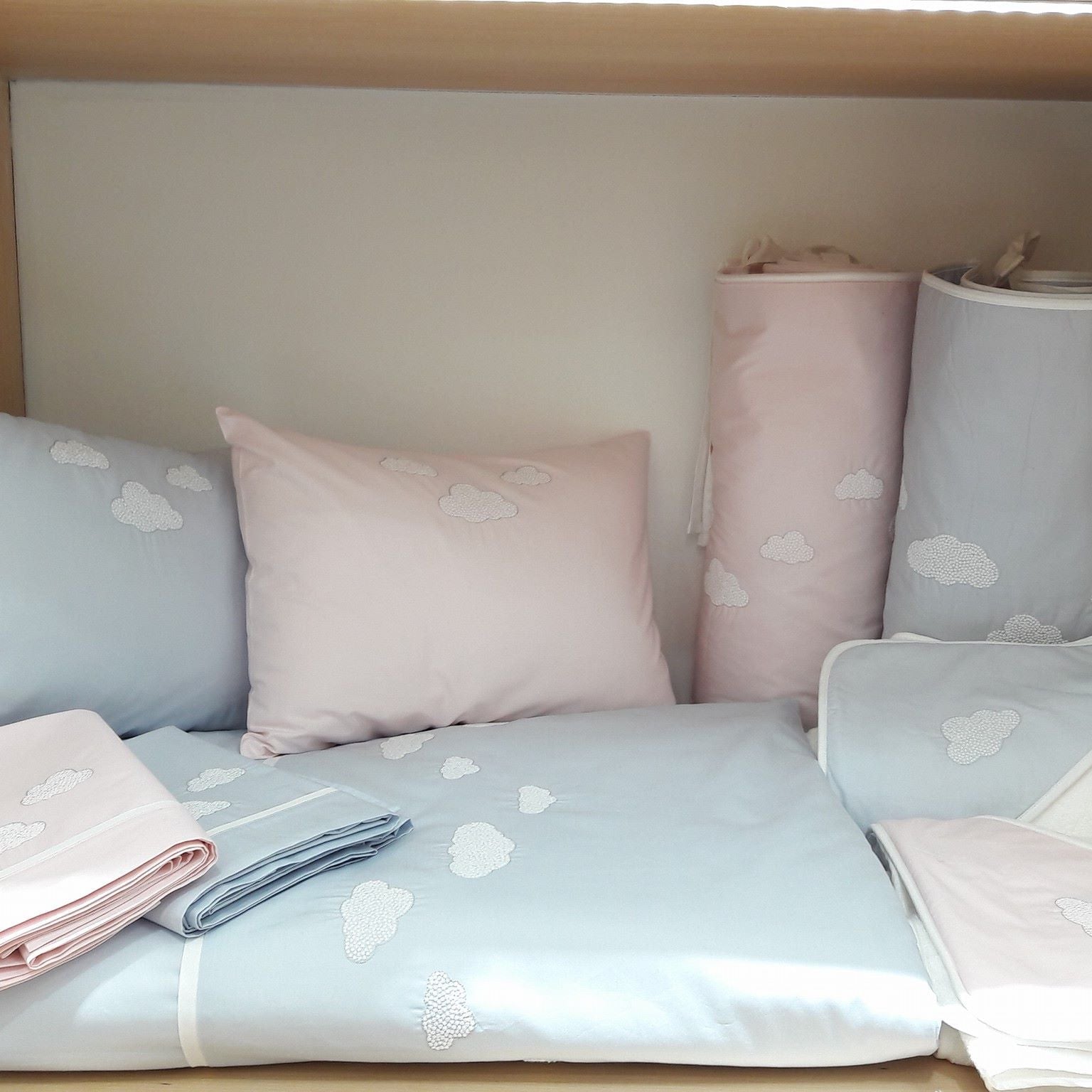 mazuļu gultas veļā CUDDLE CLOUD, 100% organiskā kokvilna, 200TC perkals, rozā un gaiši zila ar izšūtiem makoņiem