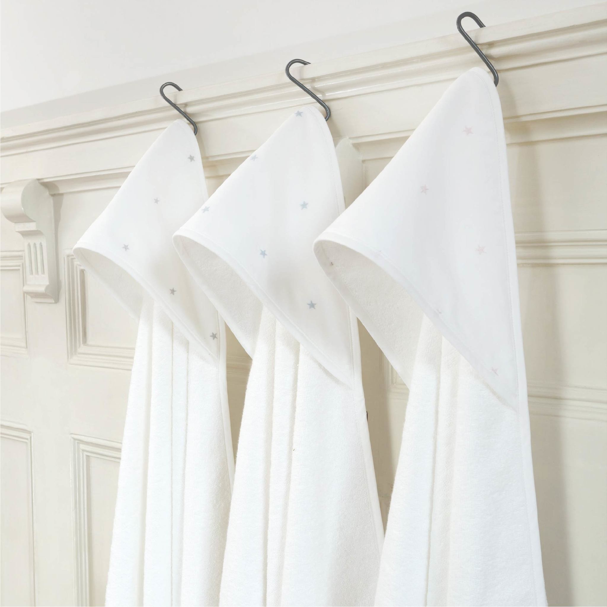 mazuļu frotē dvielis ar kapuci, balts, interjerā