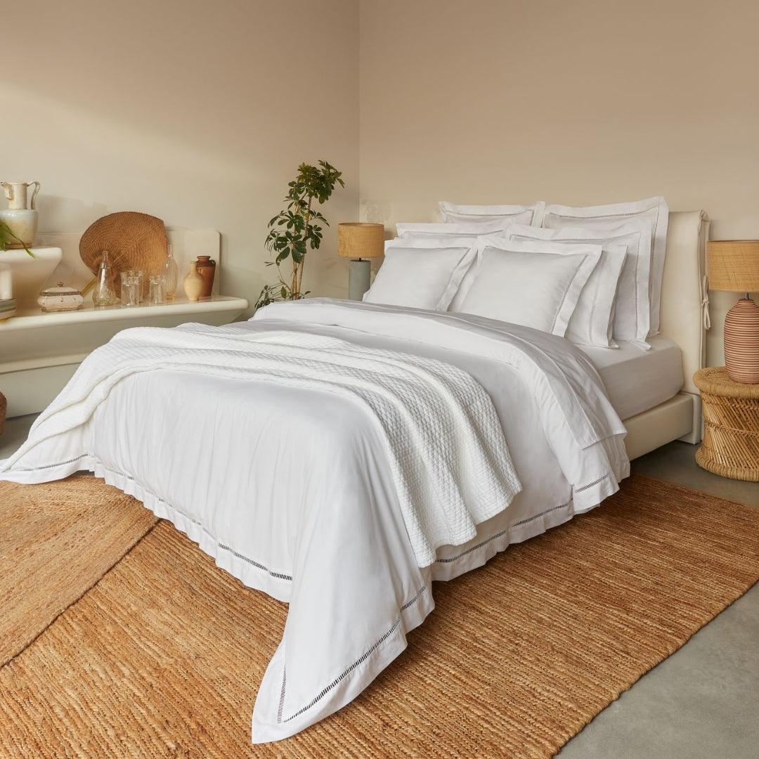 gultas veļa PAROS, 100% Eģiptes kokvilna, 400TC perkals, ar izšuvumu, balta, interjerā