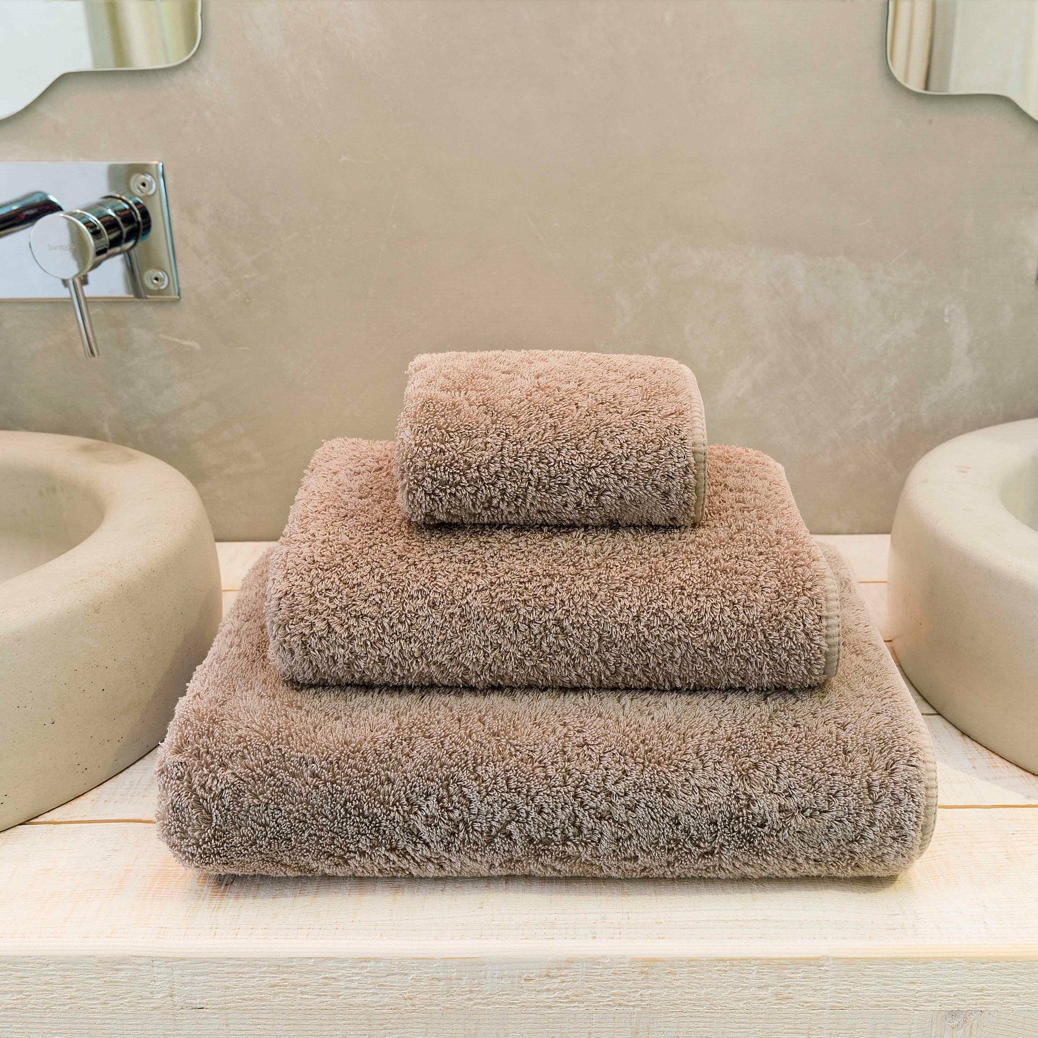 frotē dvielis Long Double Loop, 100% Superior cotton, 700g/kvm, stone,tumši bēšs, interjerā