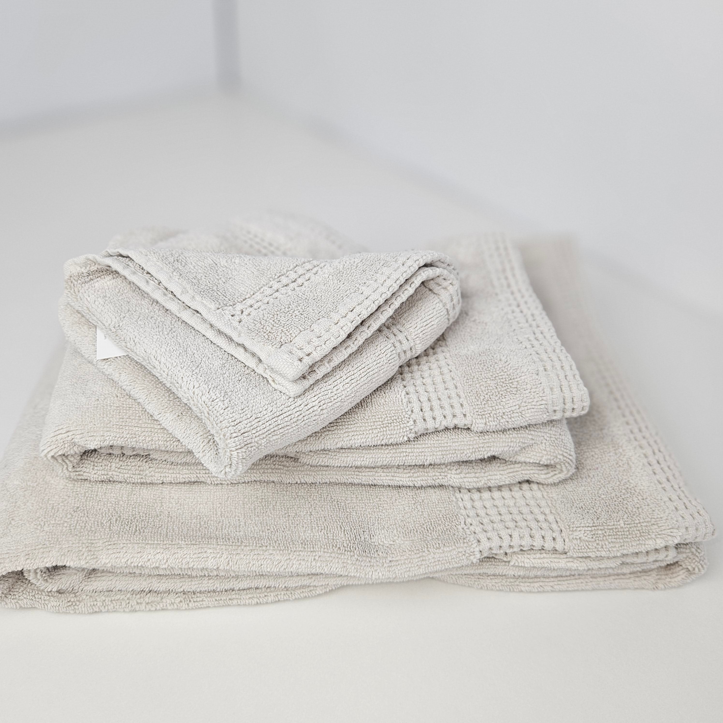 frotē dvieļi BELMOND, 100% long staple combed cotton, 100% garo šķiedru ķemmēta kokvilna, 600 g/kvm, stonewashed, gaiši pelēks