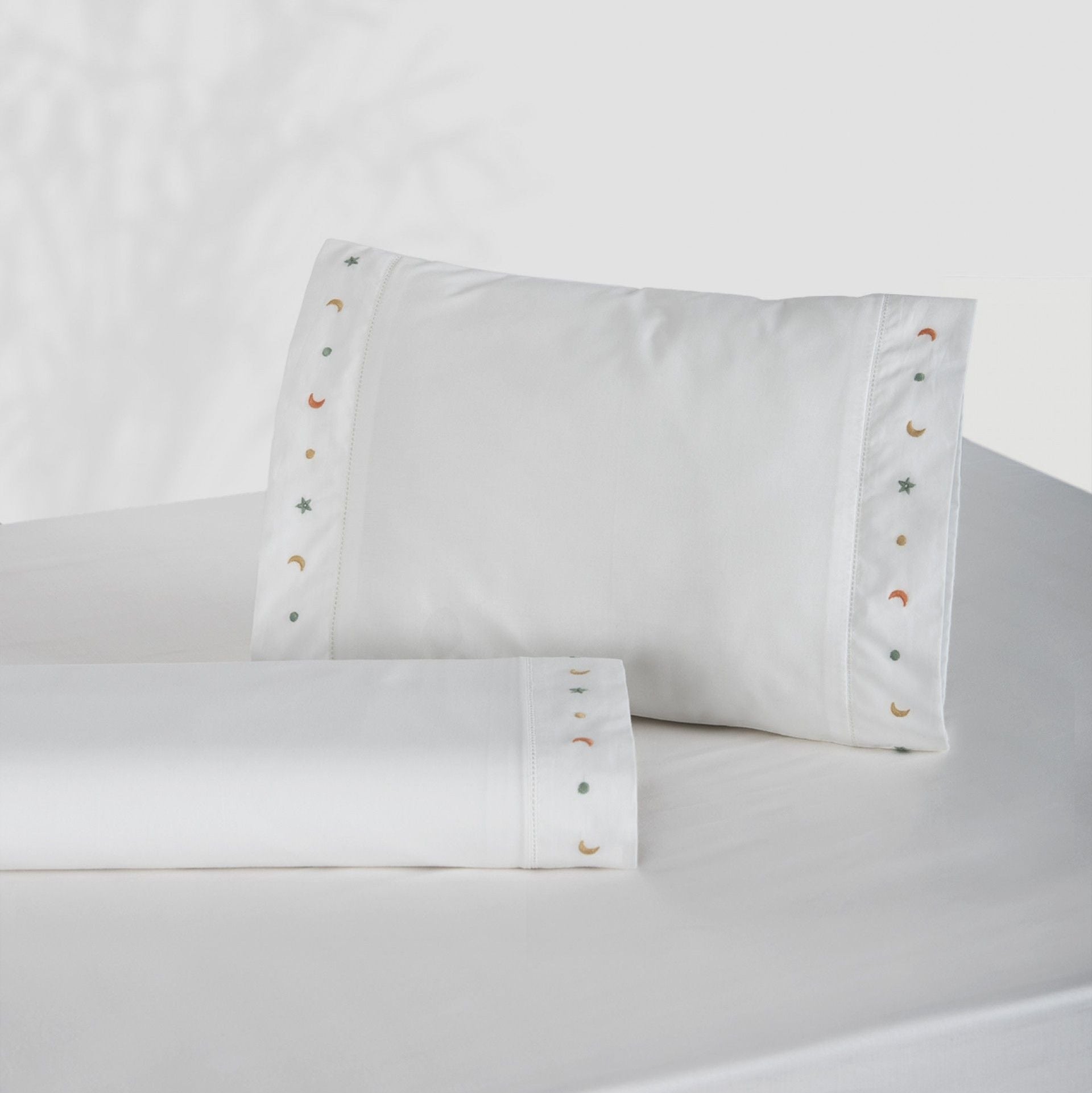 mazuļu gultas veļa BENNY, 100% organiskā kokvilna, 200TC perkals, balts ar izšūtiem zvaigzniem un mēnesiem