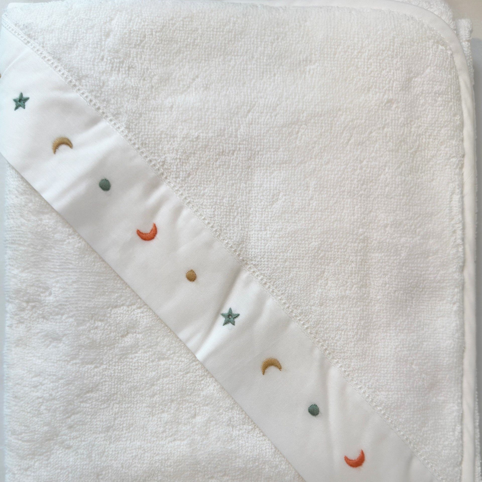 frotē dvielis ar kapuci BENNY, 100% organiskā kokvilna, balts ar izšūtu ar mēnesīm un zvaiznēm kapuci
