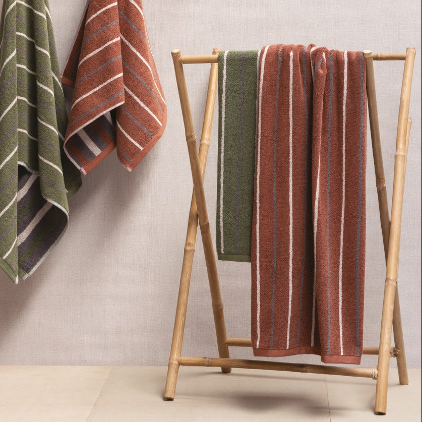 Frotē dvieļi BOLD, 100% kokvilna, 500g/kvm, ar svitrām, brūns, sūnu zaļš, interjerā