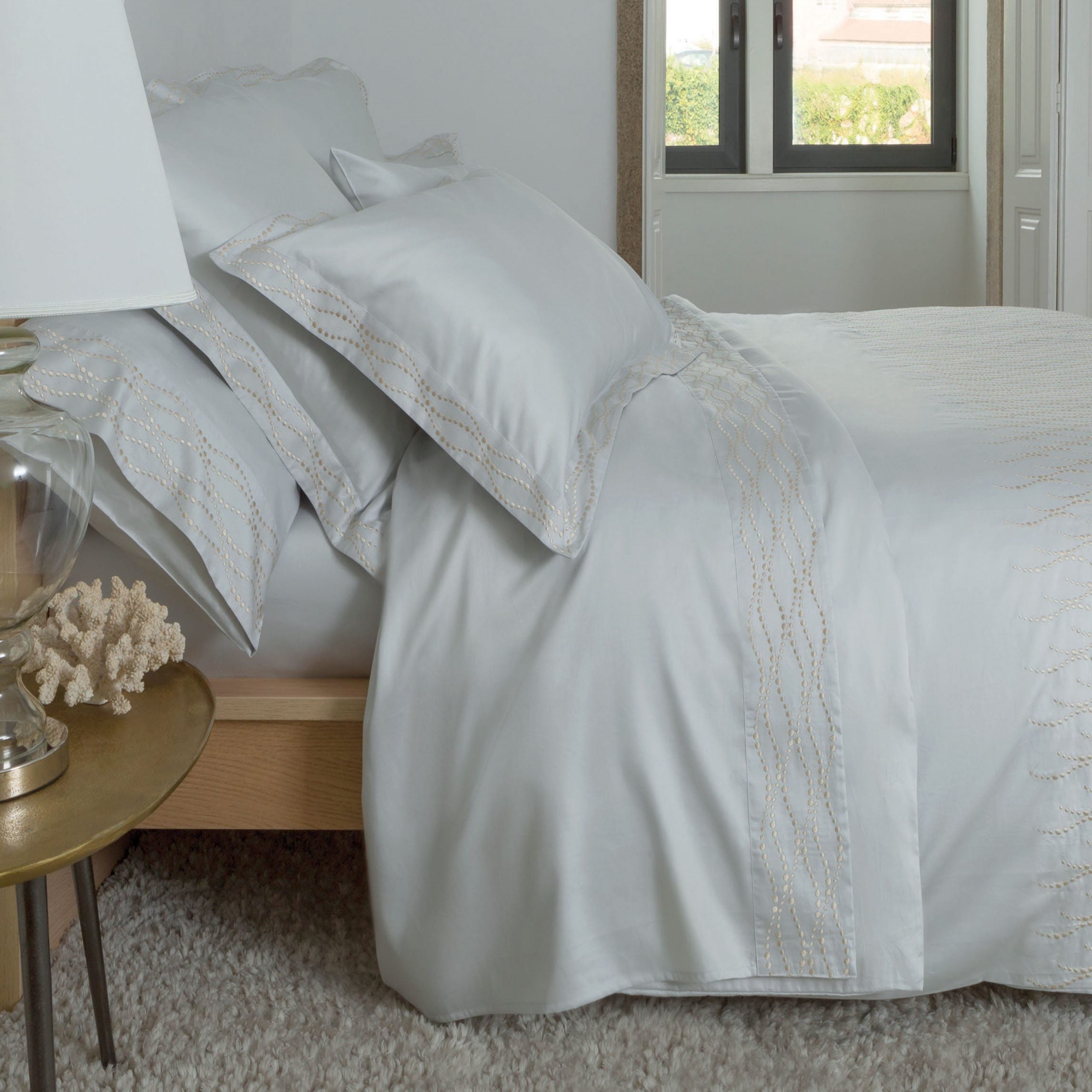 gultas veļā DUCHAMP, 100% kokvilna, 300TC satīns, ar izšuvumu, silver pelēks, interjerā