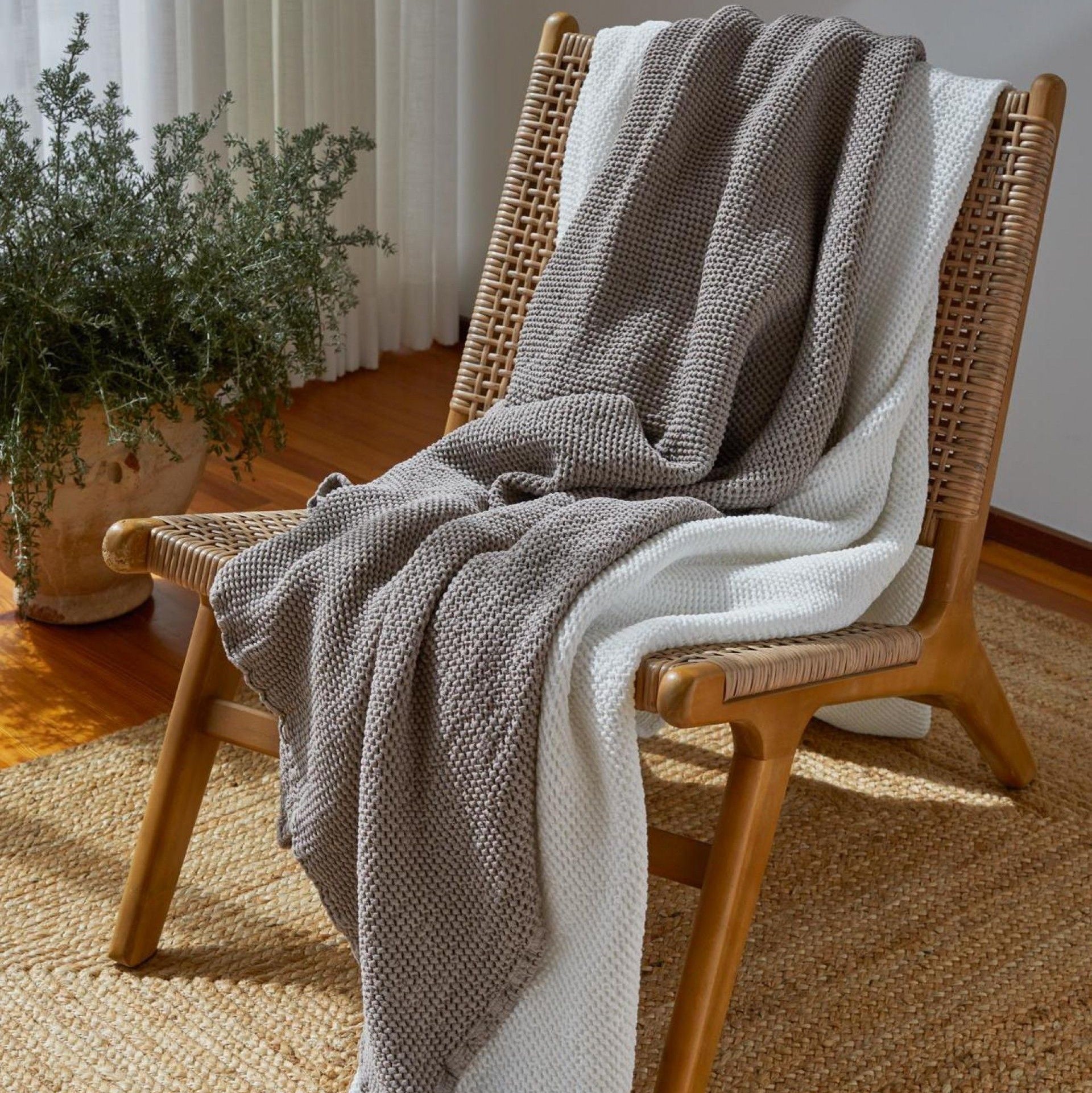 pleds FARO, 100% kokvilna, vafeļaudums, taupe, pearl, pelēkbrūns, pērļu balts, interjerā