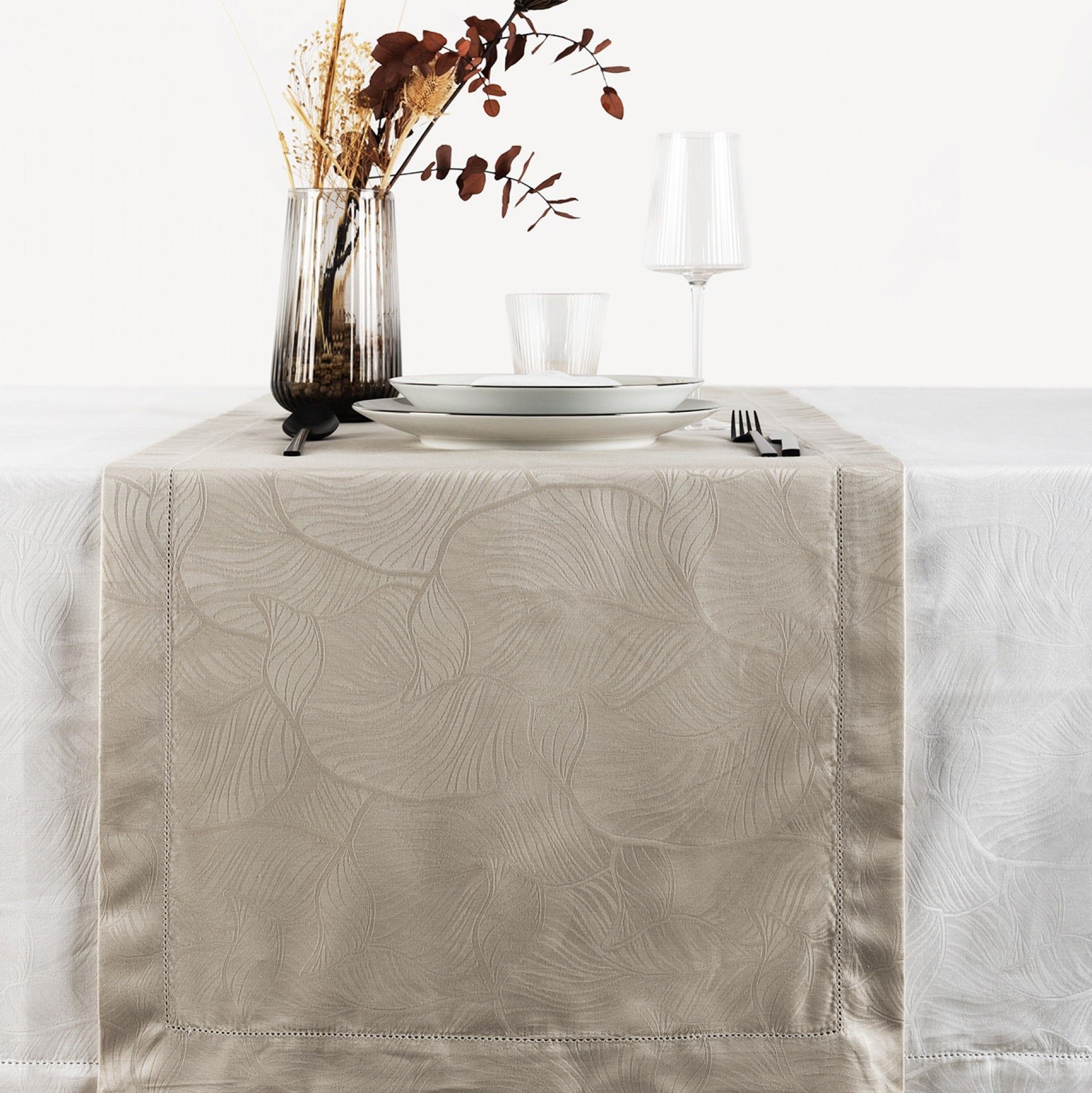 Galda celiņš GLORIA, 100% kokvilna, žakards, latte, interjerā