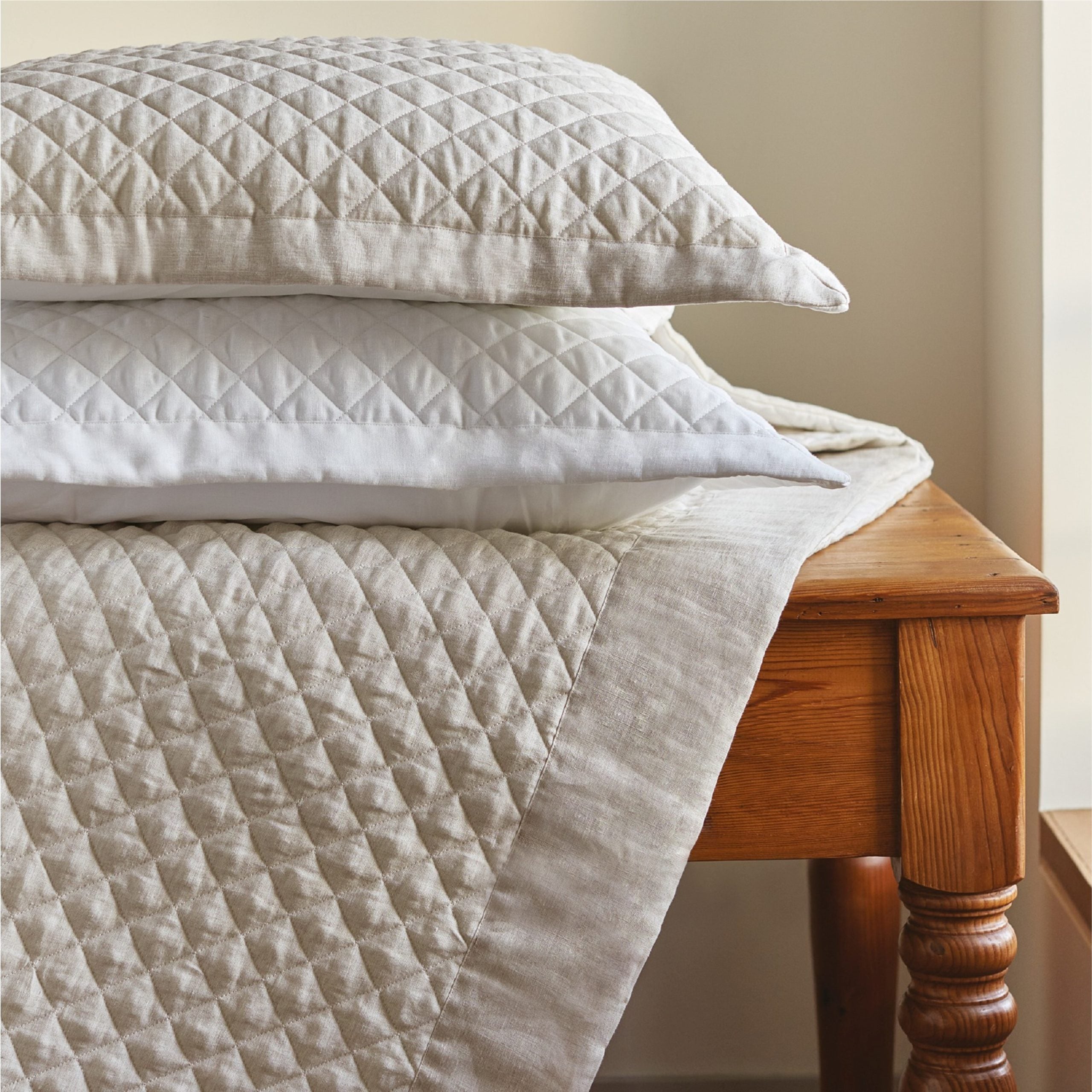 gultas pārklāji un dekoratīvās spilvendrānas HUDSO LINEN, 100% Eiropas lini, ar pildījumu, līnu krāsa, interjerā