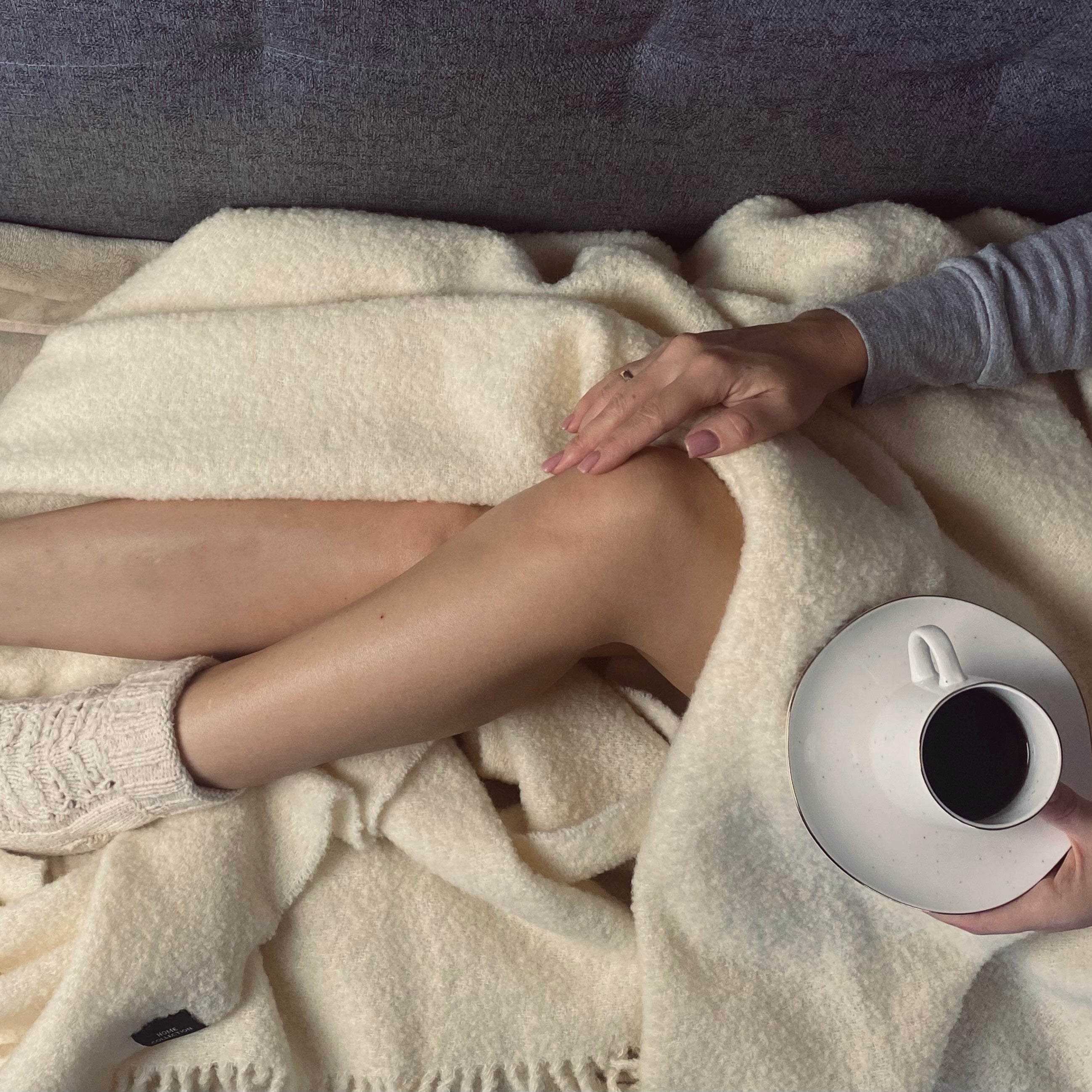 Pleds VENICE BUKLE, 100% vilna, 400g/kvm, buklē tekstura, krēmīgi balts, interjerā