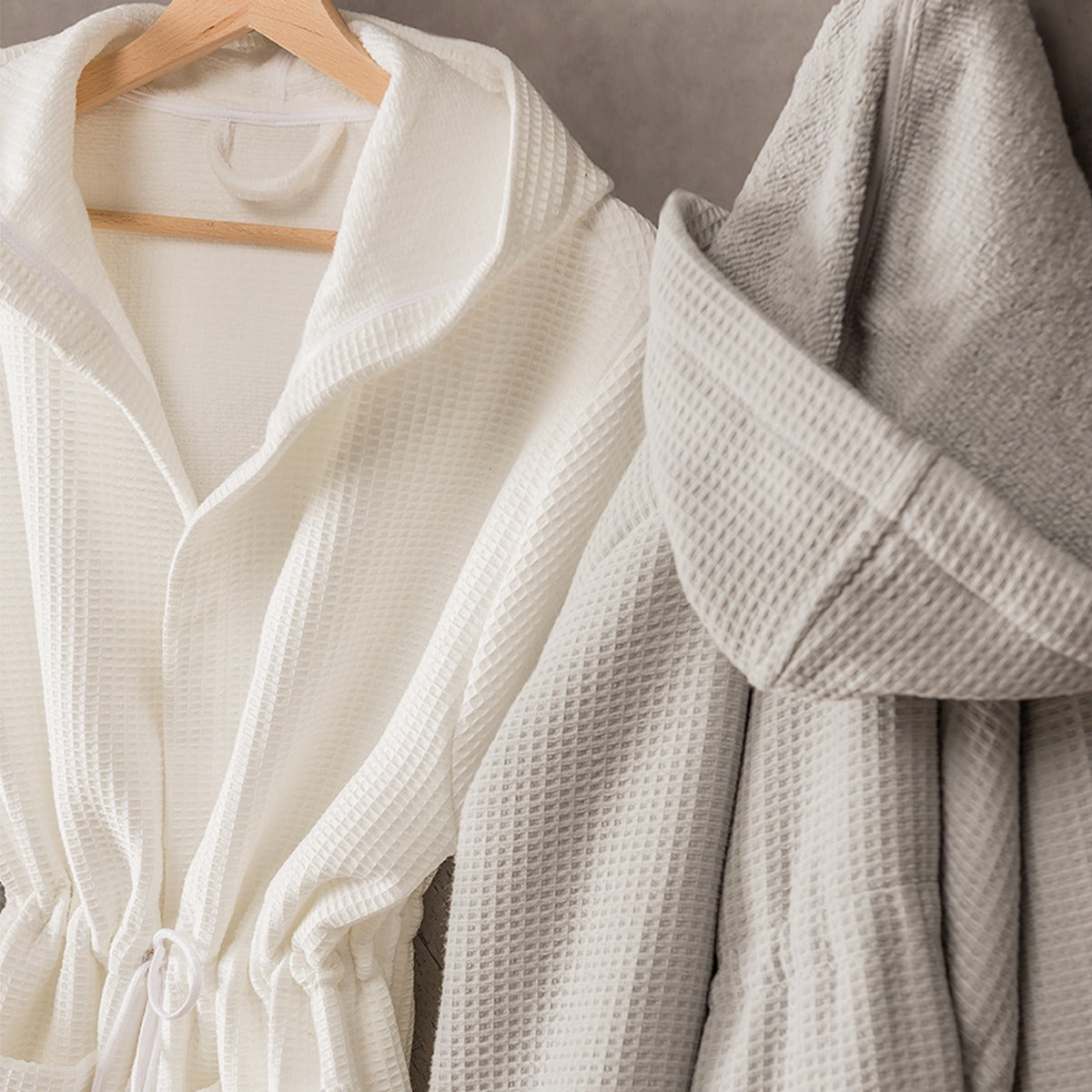 Halāts ar kapuci N HOME, 100% pārstrādāta organiskā kokvilna, vafeļaudums, balts, pelēks, interjerā