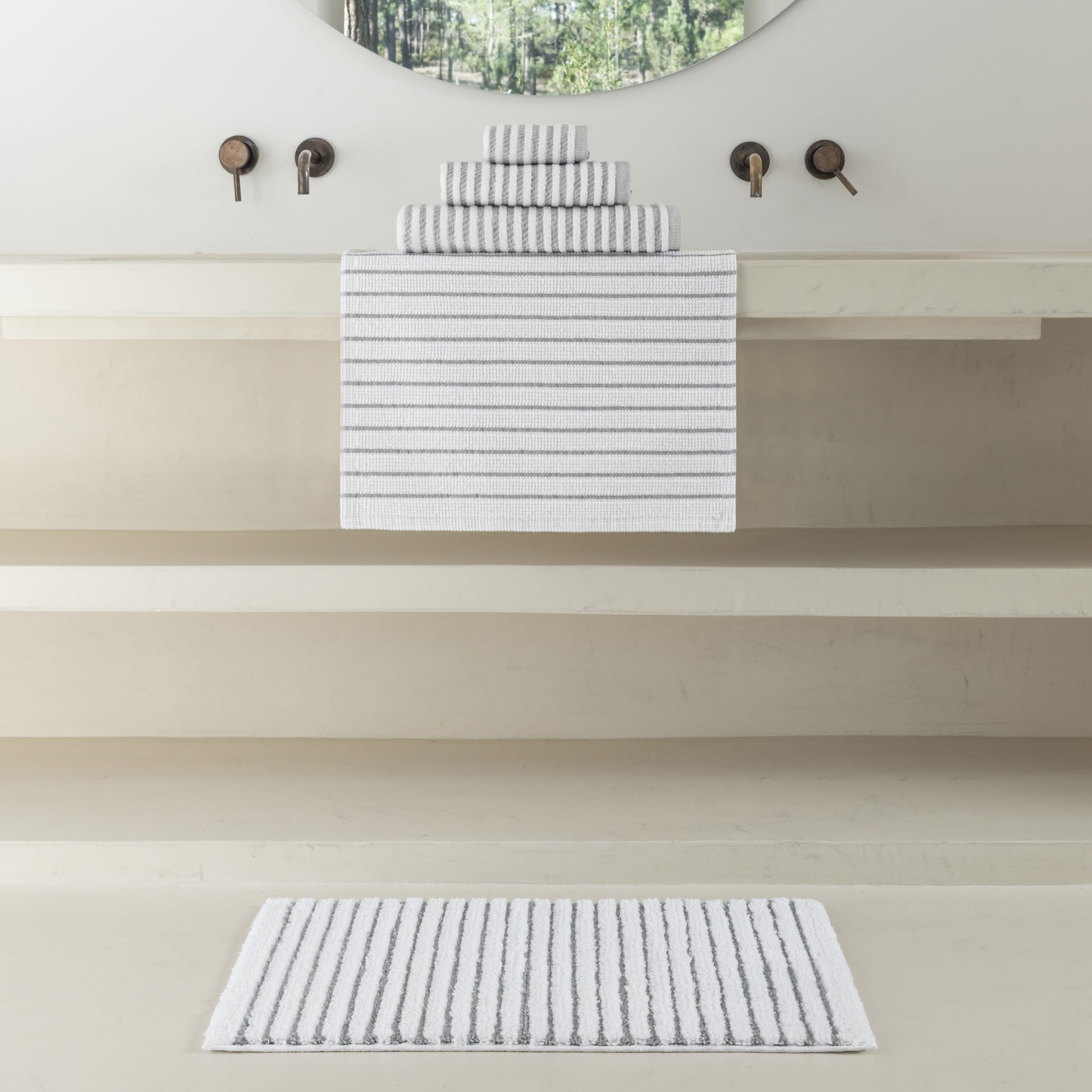 Frotē biezs vannas paklājs New York, 100% kokvilna, 550g/kvm, svītrains, magnetic grey, balts/pelēks, interjerā