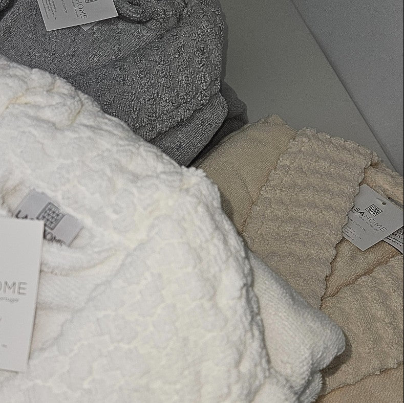 Frotē halāti PICO, 100% lomg staple combed organic cotton, 100% ilgo šķiedru ķemmētā organiskā kokvilna, 600g/kvm, dekoratīva apdare apkaklē un aprocē, balts, bēšš, pelēks