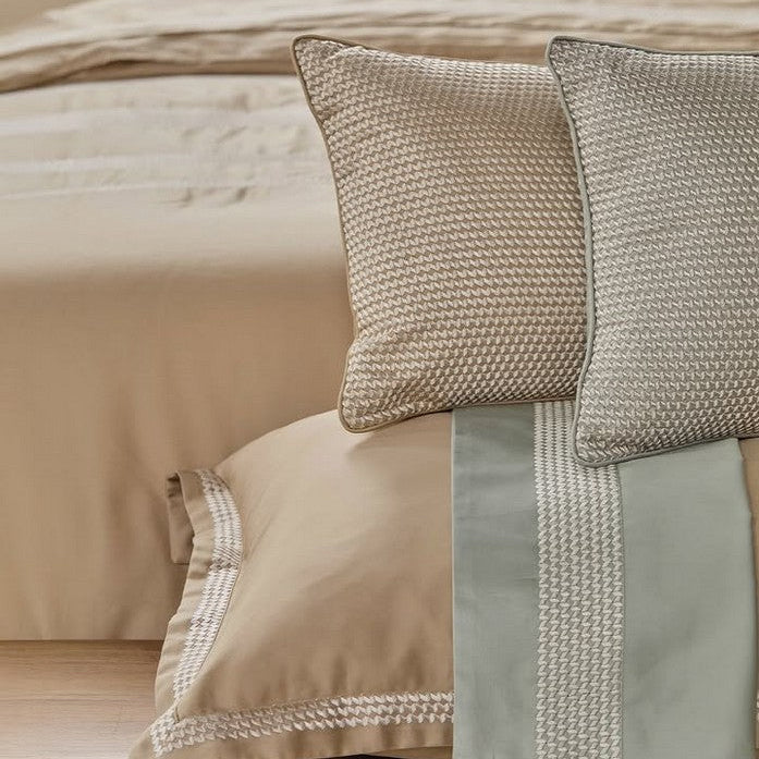 gultas veļa ROSSIO 100% kokvilna, 300TC satīns,ar izšuvumu, haselnut bēšīgi brūna