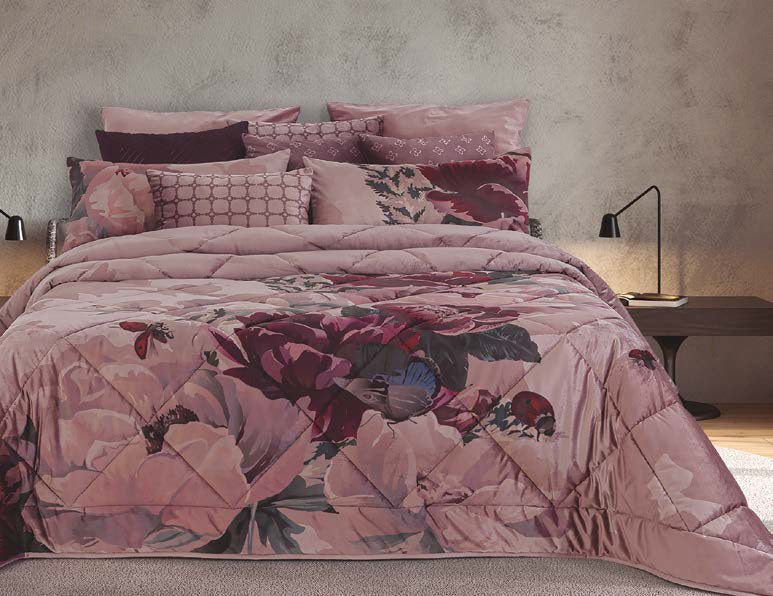 Gultas pārklājs ar pildījumu ar dekoratīviem spilveniem MORNING, 100% polestyers, velūra faktūra, rozā krāsā ar peonu rakstu, interjerā