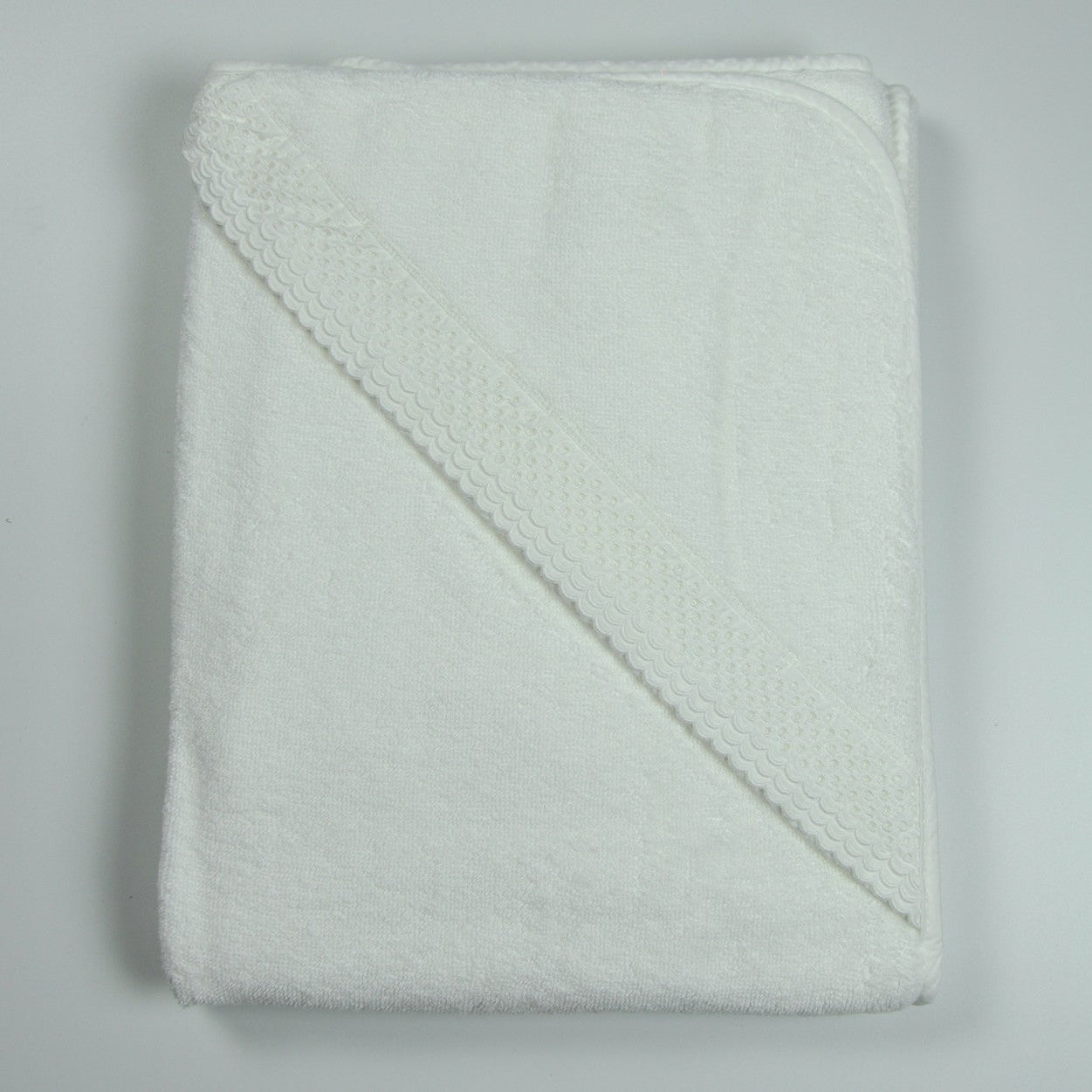 frotē dvielis ar kapuci UNIQUE, 100% organiskā kokvilna, balts ar izšūtiem baltiem volāniem uz kapuci