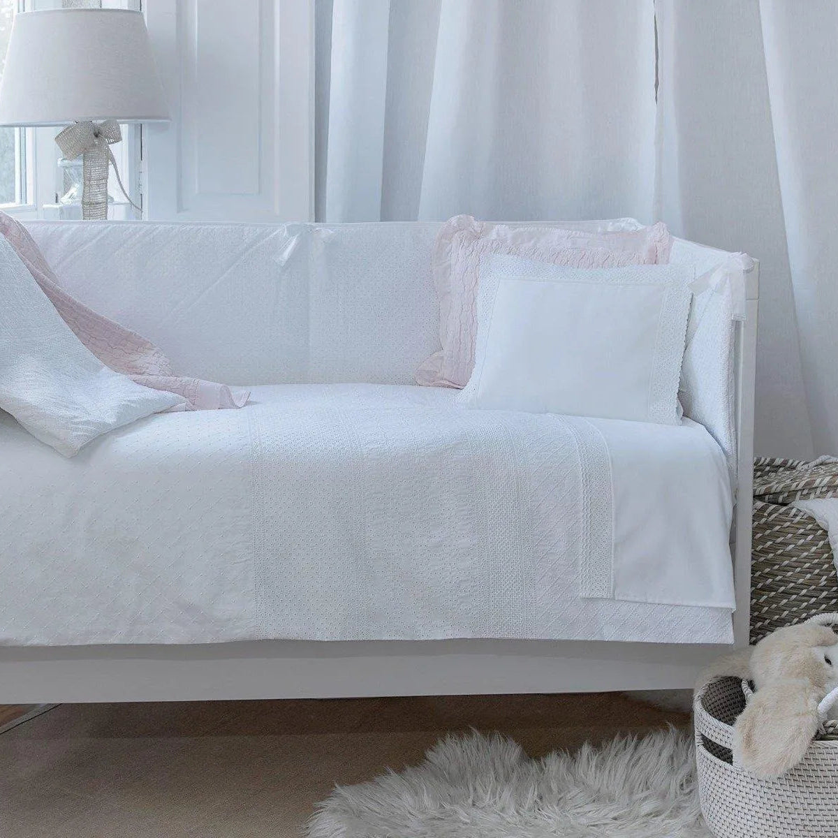 mazuļu gultas veļa UNIQUE, 100% organiskā kokvilna, 200TC perkals, balts ar izšūvumu, interjerā