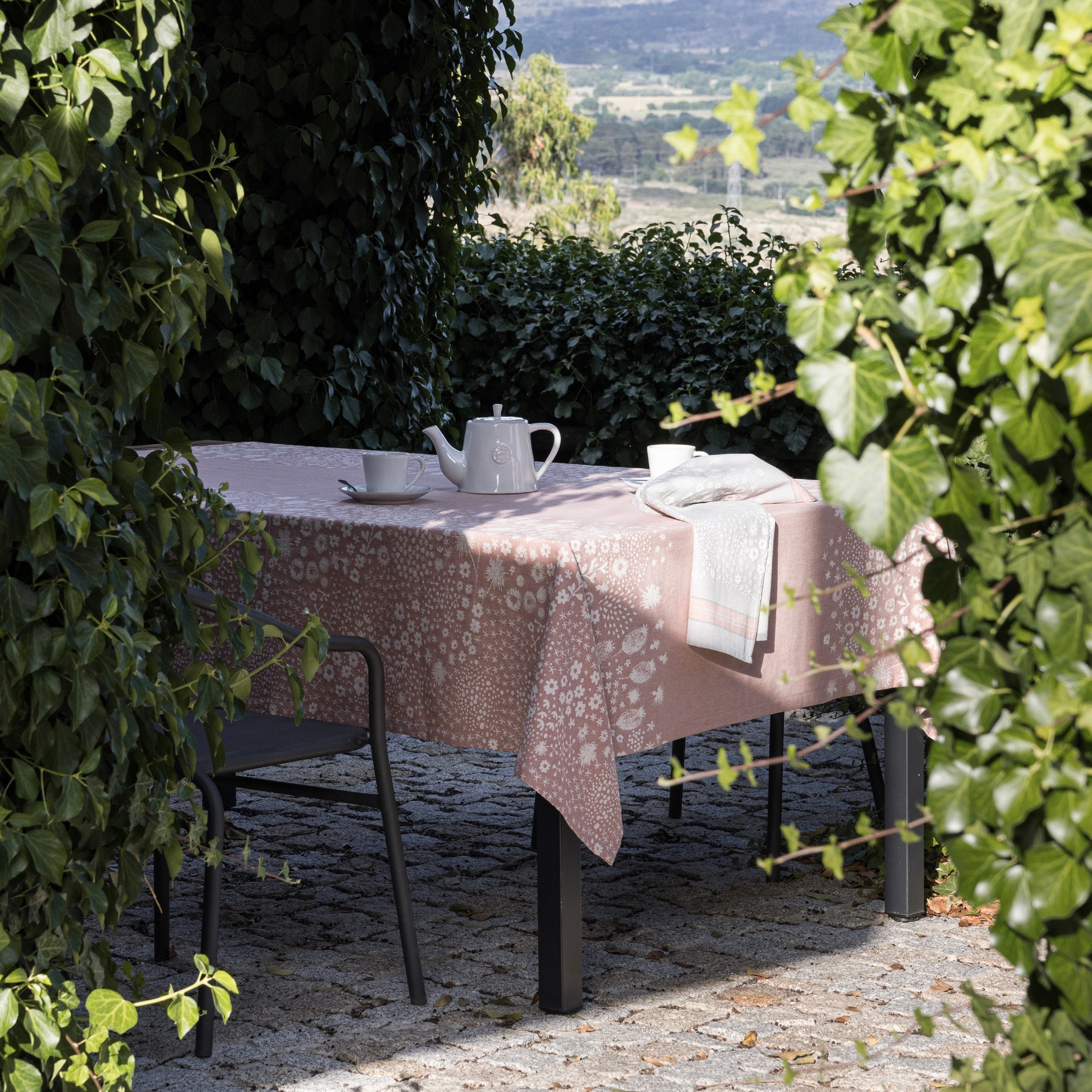 galdauts WILD ONE, 100% BCI cotton, rozā krāsā ar balto ziedu rakstu, dabā