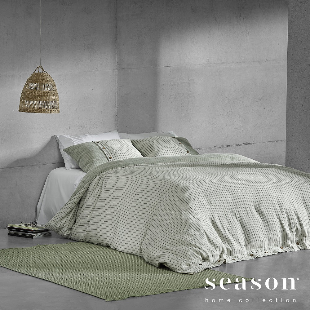 gultas veļa AVENUE, 60% European linen, 40% BCI cotton, zaļa ar svitrām, interjerā