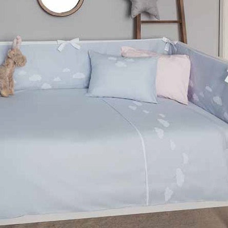 mazuļu gultas veļā CUDDLE CLOUD, 100% organiskā kokvilna, 200TC perkals, gaiši zila ar izšūtiem makoņiem, intererā