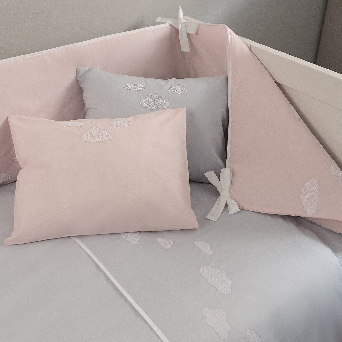 mazuļu gultas veļā CUDDLE CLOUD, 100% organiskā kokvilna, 200TC perkals, rozā un gaiši zila ar izšūtiem makoņiem, interjerā