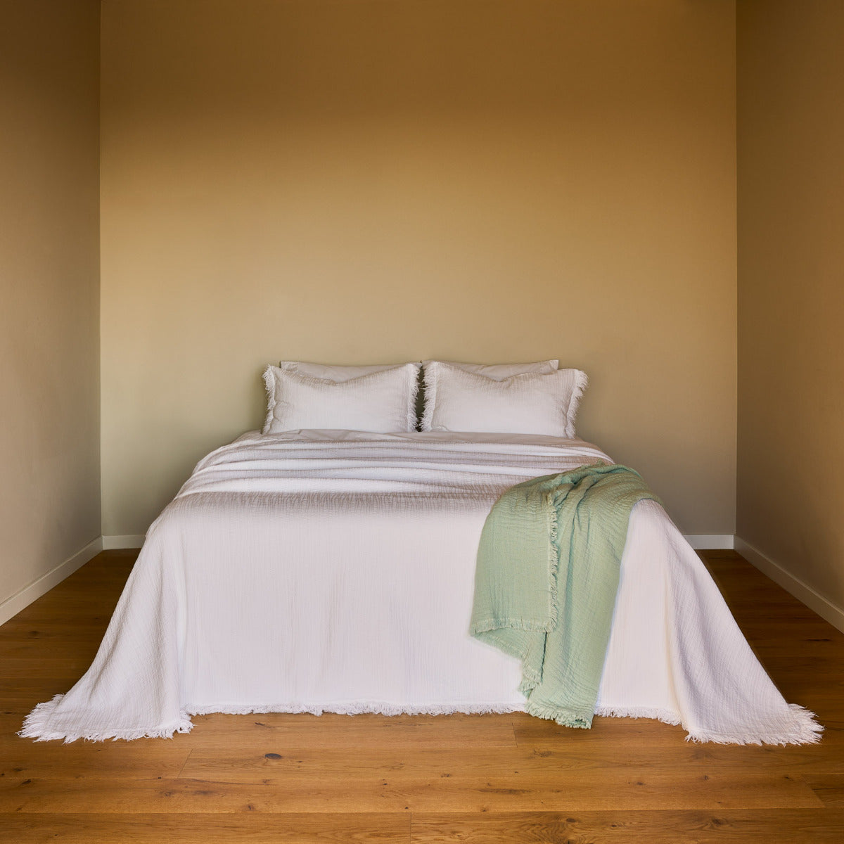 Gultas pārklājs AMBIANCE, 100% BCI cotton, white, balts, interjerā