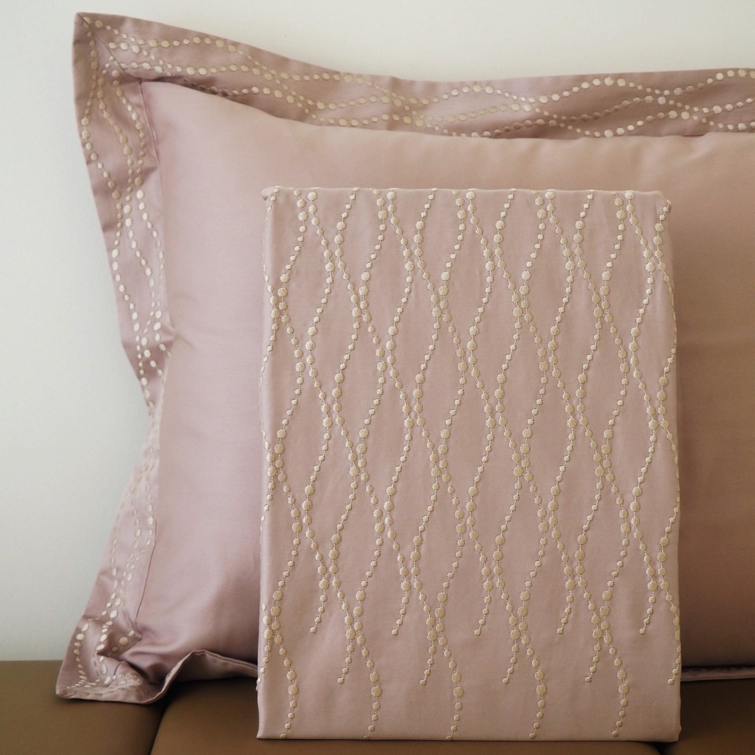 gultas veļā DUCHAMP, 100% kokvilna, 300TC satīns, ar izšuvumu, pink rozā