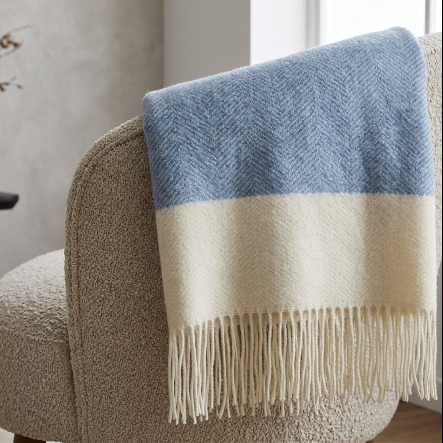 FARO M 90% merino 10% kašmira pledfs 140x200 zils ar baltu malu uz krēsla