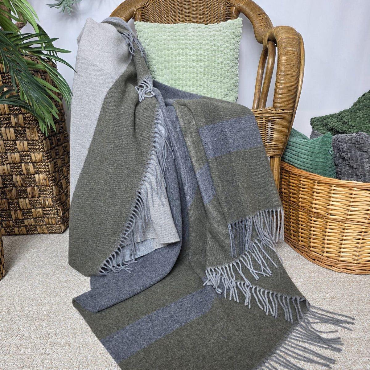 FARO merino kašmira plēds strīpains pelēks-olive-bēšs uz krēsla