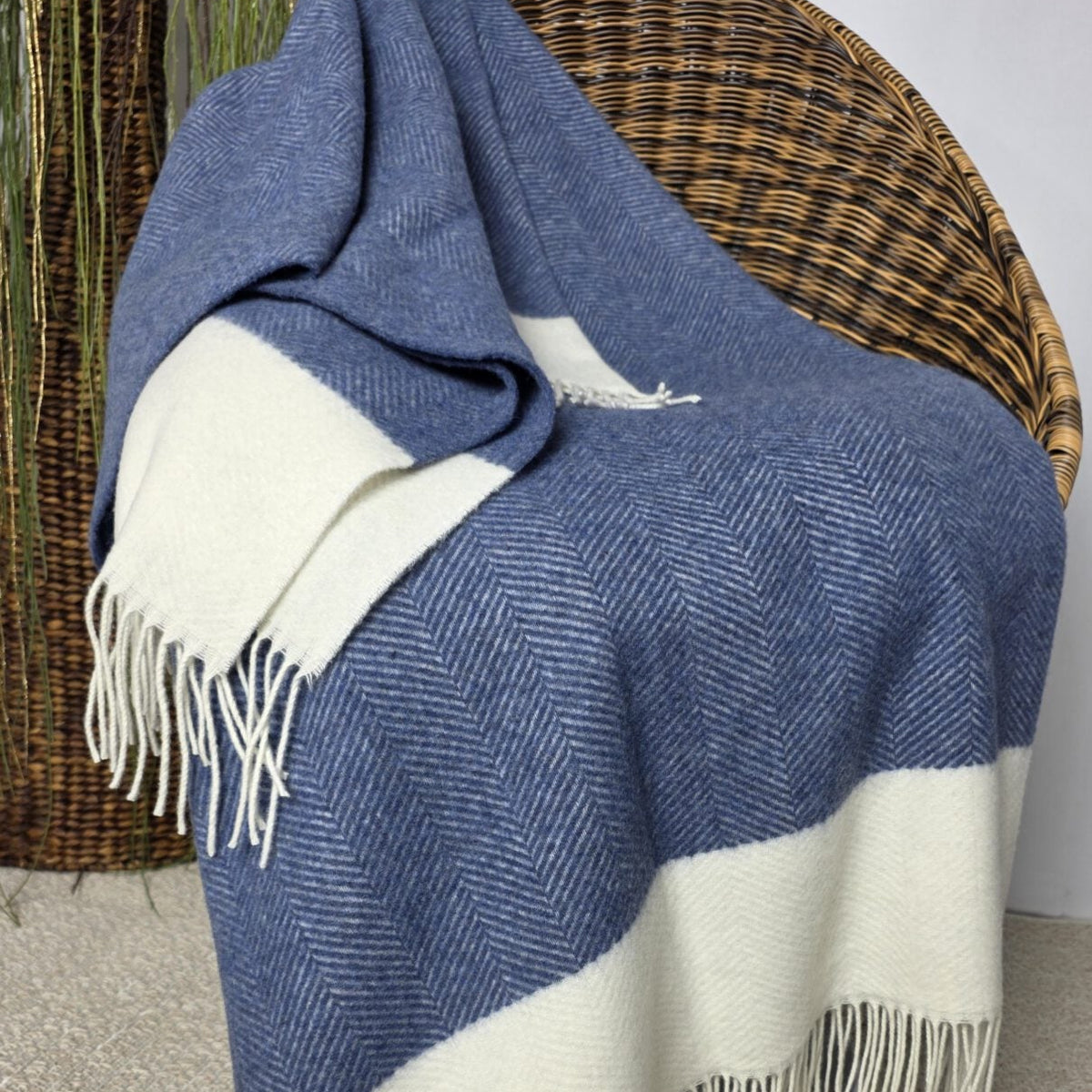 FARO M 90% merino 10% kašmira pleds 140x200 tumši zils ar baltu malu, uz krāsla