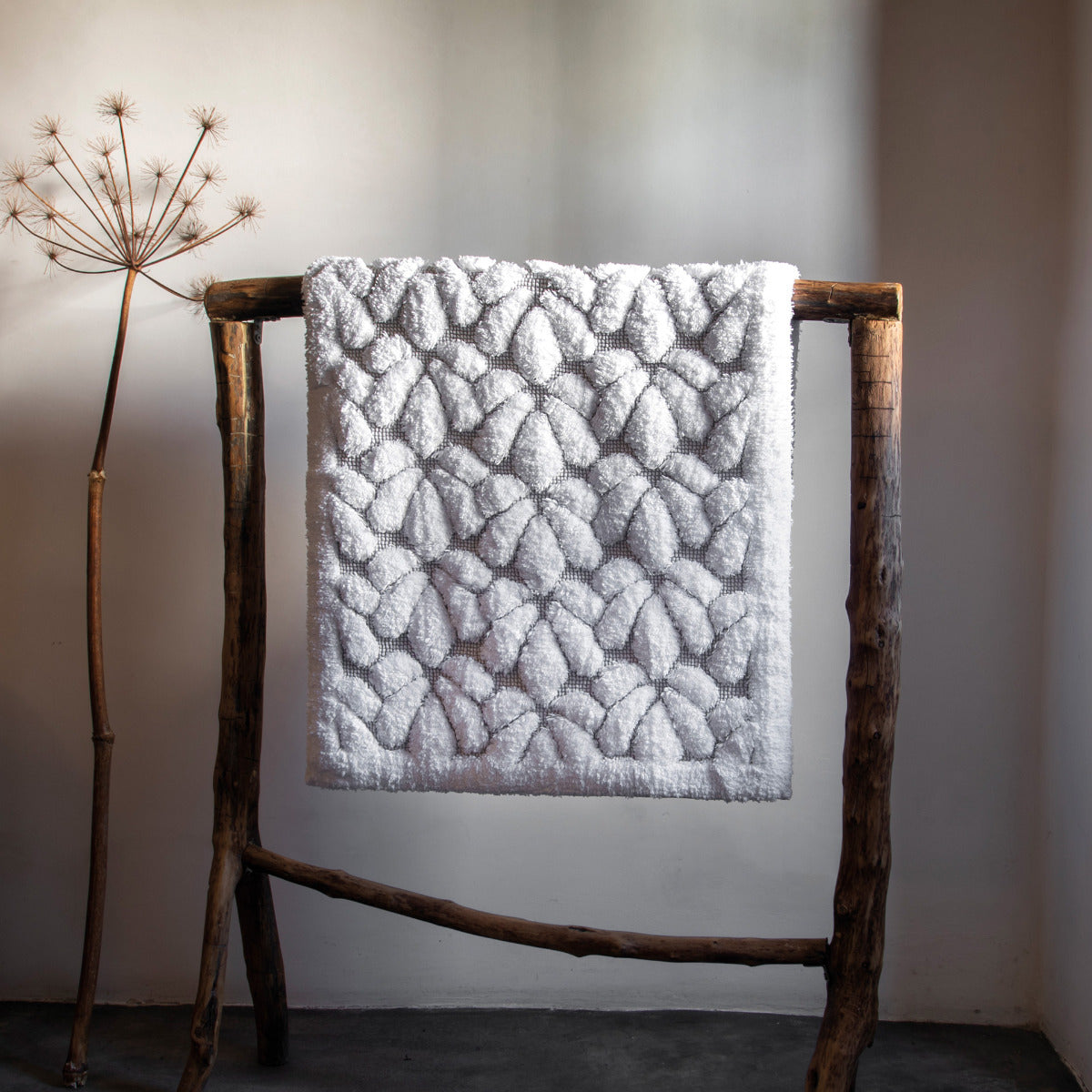 biezs frotē vannas paklājs GRACE, 85% kokvilna, 10% viskoza, 5% lini, strukturēts, balts ar bēšu, interjerā