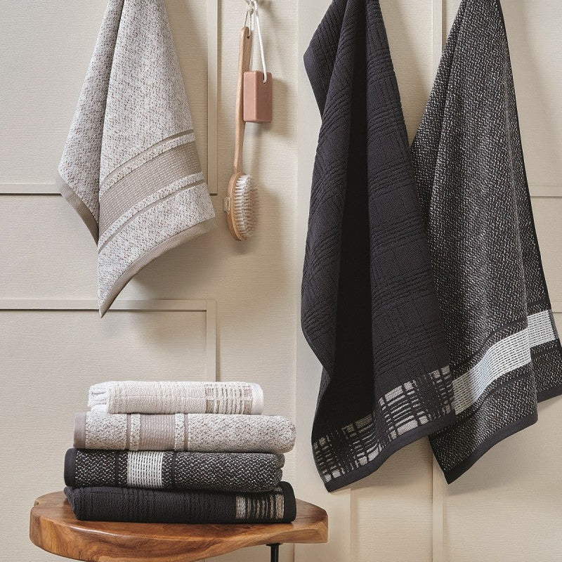 frotē dvieļi GRID, 100% kokvilna, 500g/kvm, bēšs, tumši pelēks, interjerā