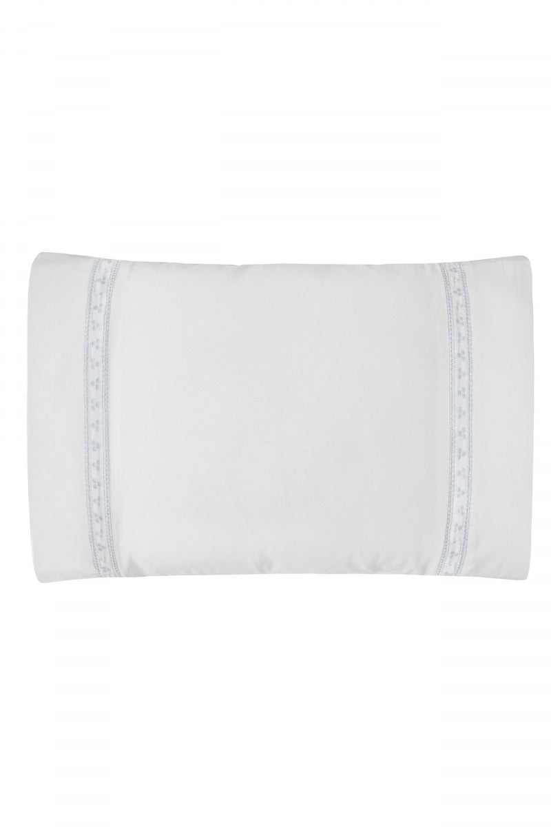 mazuļu spilvendrāna IRIS, 100% organiskā kokvilna, 200TC perkals, balts ar izšūtiem elementiem gaiši zilā krāsā