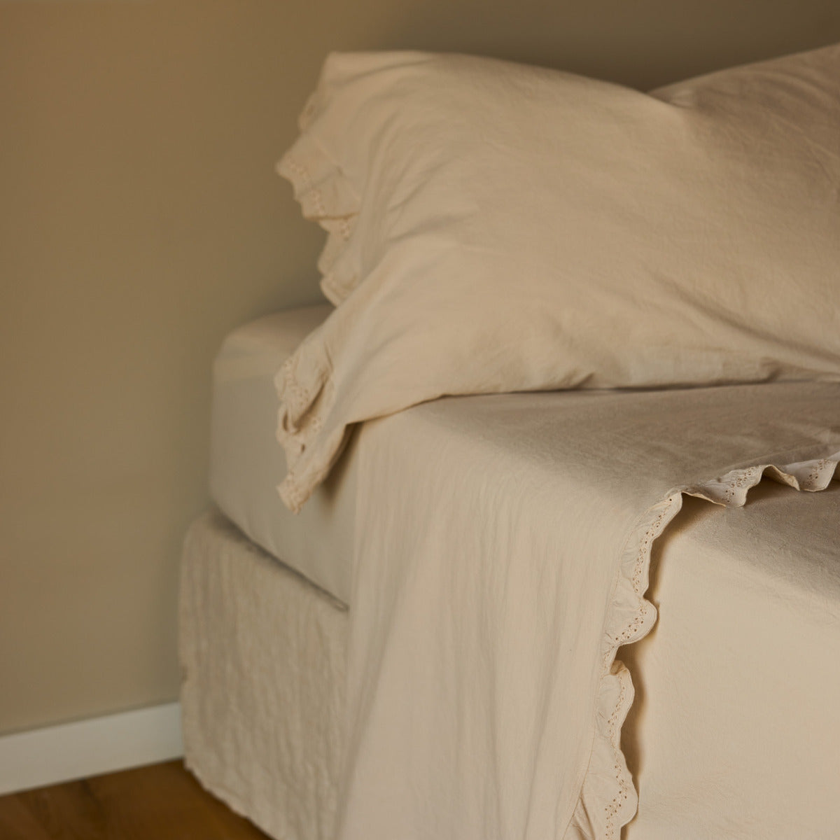 gultas veļa LOVIN, 100% BCI cotton, ar volāniem, bēša, interjerā