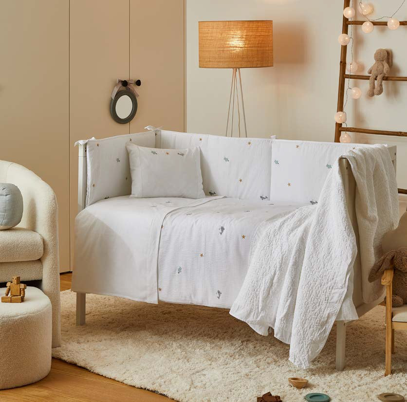 mazuļu gultas veļa MAR, 100% organiskā kokvilna, 200TC perkals un seersucker, balts ar izšūvutiem jūras dzīvniekiem, interjerā