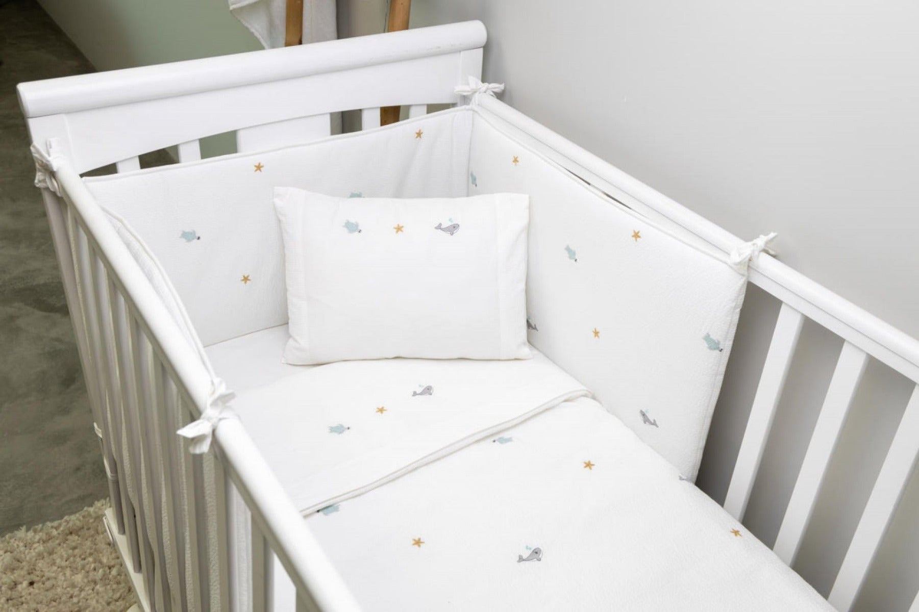 mazuļu gultas apmale MAR, 100% organiskā kokvilna, 200TC perkals un seersucker, balts ar izšūvutiem jūras dzīvniekiem, interjerā