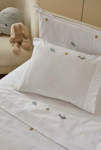 mazuļu spilvendrāna MAR, 100% organiskā kokvilna, 200TC perkals, balts ar izšūvutiem jūras dzīvniekiem, interjerā
